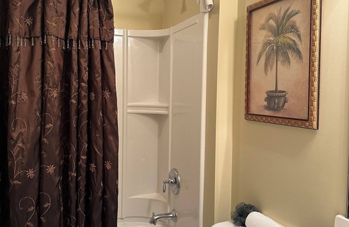 Spring House | Spacious 4-bedroom house in enjoyable Spring with WiFi, AC