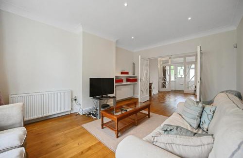 Brondesbury Park House | Spacious 4-Bedroom Luxury Retreat in Willesden