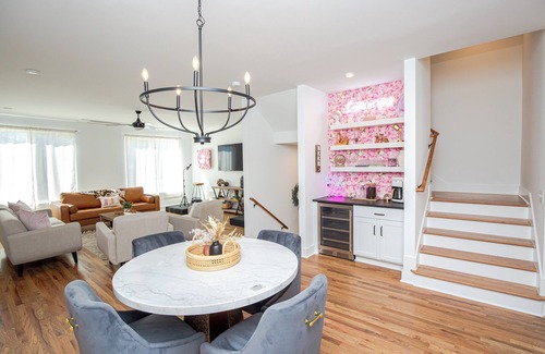 Nashville House | Spacious 4-bedroom townhome, 10 min to DT, with Karaoke and Beautiful Murals!