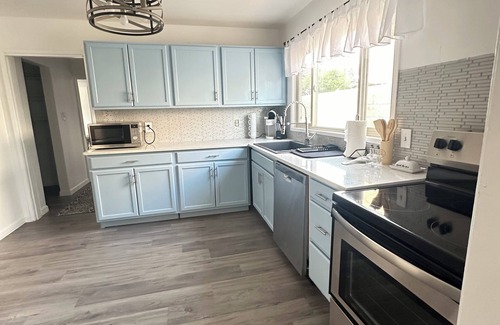 Northeast Heights House | Spacious 4-bedroom house with Refrigerated AC and WiFi in superb NE Albuquerque