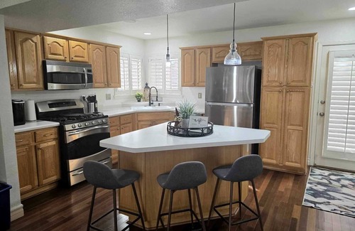 Biggs Field House | Spacious 4-bedroom house with Pool, AC and Free Wifi-perfect for families.