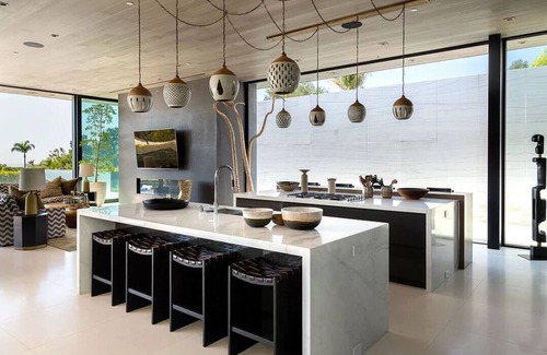 The Bird Streets Villa | Spacious 4-bedroom villa in enjoyable Los Angeles with WiFi, fitness room