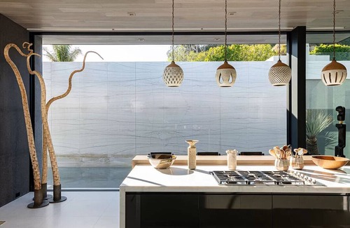 The Bird Streets Villa | Spacious 4-bedroom villa in enjoyable Los Angeles with WiFi, fitness room