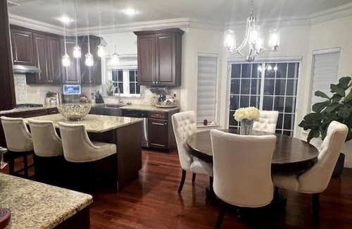 New Windsor House | Spacious 4-bedroom building with AC, fitness room in charming New Windsor