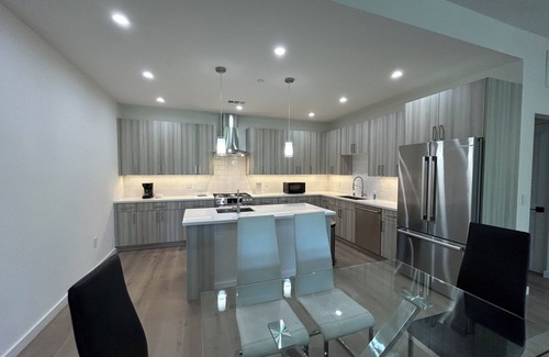 Redwood Oaks House | Spacious 4-bedroom sleek brand new townhome in the heart of Silicon Valley
