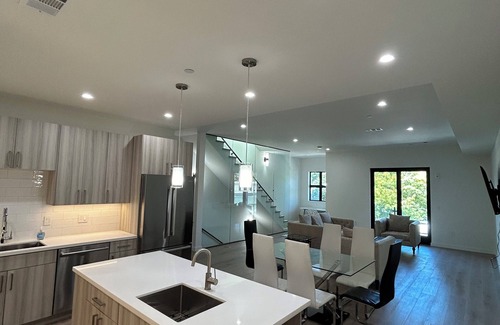 Redwood Oaks House | Spacious 4-bedroom sleek brand new townhome in the heart of Silicon Valley