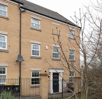 Renhold House | Spacious 4 BR home in Bedford, Sleeps 7, Parking