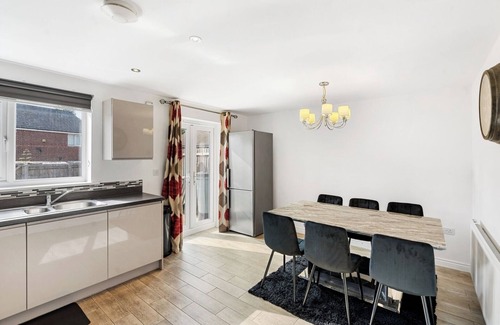 Manchester House | Spacious 4-Bed Home Near City Links