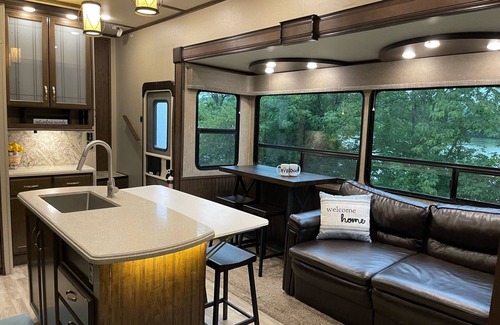 Lexington House | Spacious 4BD 2BA Luxury RV Big Bertha Experience