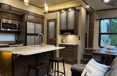 Lexington House | Spacious 4BD 2BA Luxury RV Big Bertha Experience