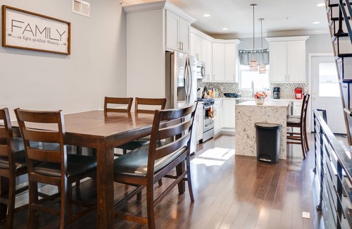Point Breeze House | Spacious 4BD/3Bath, HUGE Rooftop deck and patio. Amazing Views!