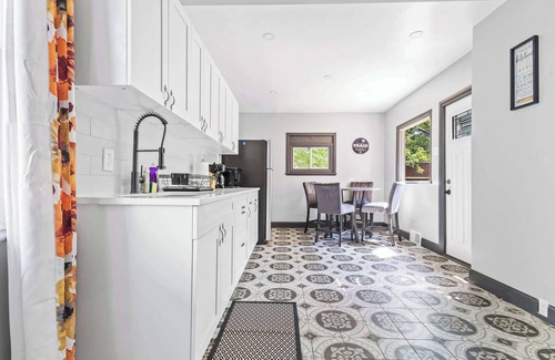 Niagara Falls House | Spacious 4BR, 1BA close to the Falls