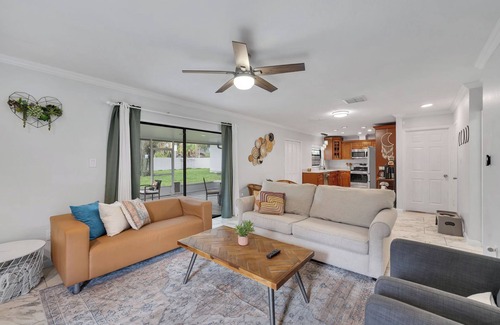 Lakeview Village House | Spacious 4BR/3BA~Espresso machine~Backyard~Grill!n