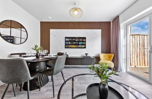 Enfield Highway Apartment | Spacious 4BR Home, Garden & Parking, Sleeps 8