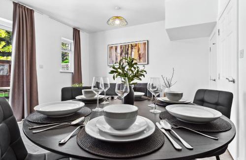 Enfield Highway Apartment | Spacious 4BR Home, Garden & Parking, Sleeps 8