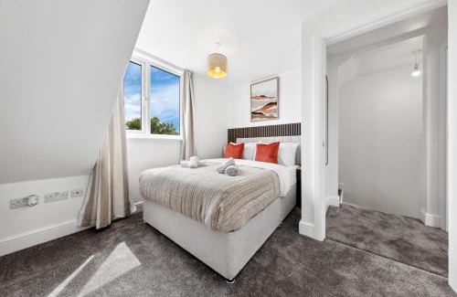 Enfield Highway Apartment | Spacious 4BR Home, Garden & Parking, Sleeps 8