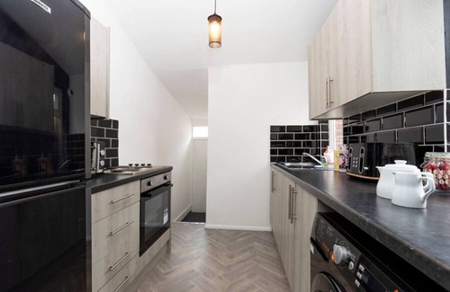 Gateshead House | Spacious 4BR Home in Gateshead Sleeps 7 w/Parking