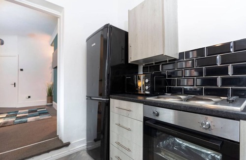 Gateshead House | Spacious 4BR Home in Gateshead Sleeps 7 w/Parking