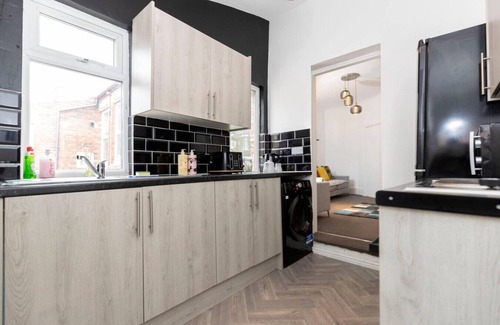 Gateshead House | Spacious 4BR Home in Gateshead Sleeps 7 w/Parking