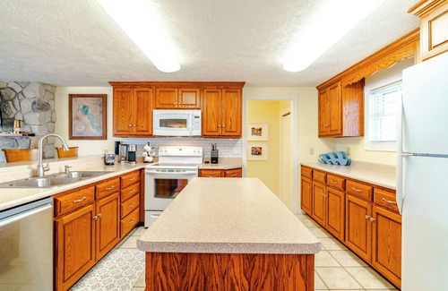Stroh House | Spacious 4BR Lakehouse Getaway on All-Sports Big Turkey Lake!
