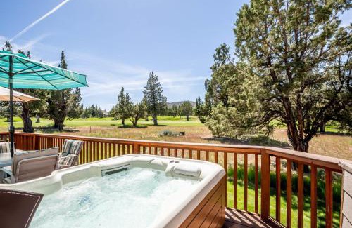 Redmond House | Spacious 4BR Private HOT TUB Eagle Crest Resort on Golf Course