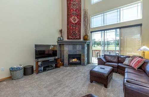 Redmond House | Spacious 4BR Private HOT TUB Eagle Crest Resort on Golf Course