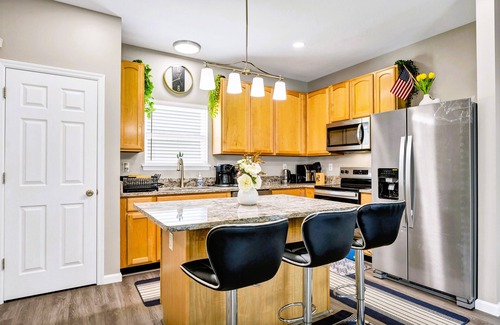 St. Louis House | Spacious 4BR Retreat - Near Attractions, Universities and Hospitals!