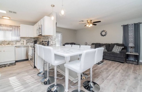 Montgomery Apartment | Spacious 4BR Work or Play Getaway Close to DT!