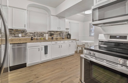 Detroit House | Spacious 5-BD Large Group Retreat w/Hot Tub & Fire Pit in heart of Detroit
