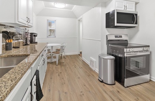 Detroit House | Spacious 5-BD Large Group Retreat w/Hot Tub & Fire Pit in heart of Detroit