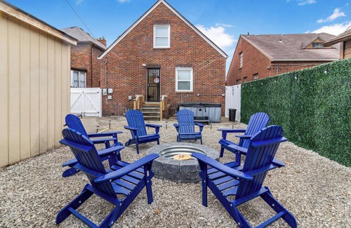 Detroit House | Spacious 5-BD Large Group Retreat w/Hot Tub & Fire Pit in heart of Detroit