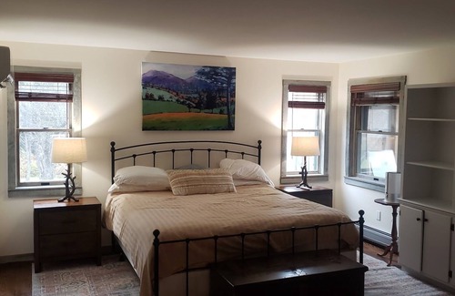 South Londonderry Cabin | Spacious 5-bedroom lodge in private South Londonderry with WiFi, AC