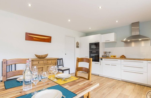 Portbail Cottage | Spacious 5-Bed, 11-Person Home with Spa, Billiards, and Garden, 350m from Portbail Beach