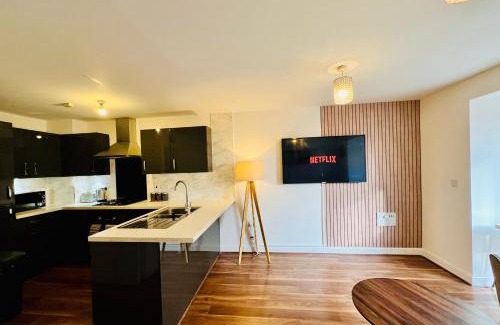Dartford Apartment | Spacious 5 Bed, Sleeps 10 with Parking, Contractors & Family Haven