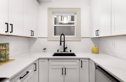 Boulevard Park House | Spacious 5-bedroom bungalow in charming Sacramento with AC