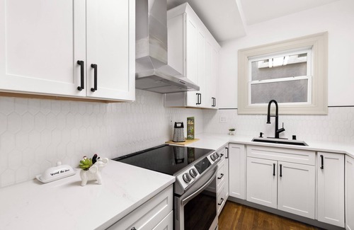 Boulevard Park House | Spacious 5-bedroom bungalow in charming Sacramento with AC
