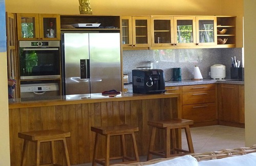 Dencarik Villa | Spacious 5-bedroom beachfront villa with Fitness, Spa & WiFi close to Lovina
