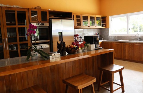 Dencarik Villa | Spacious 5-bedroom beachfront villa with Fitness, Spa & WiFi close to Lovina