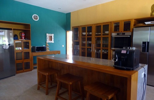 Dencarik Villa | Spacious 5-bedroom beachfront villa with Fitness, Spa & WiFi close to Lovina