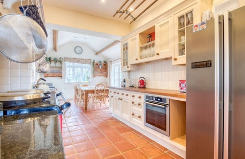 New Forest District Apartment | Spacious 5-bedroom home with cinema room, Aga kitchen & forest walks