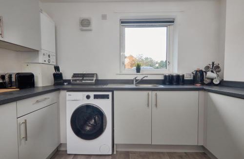 Sheffield House | Spacious 5-Bedroom Home With Parking Space