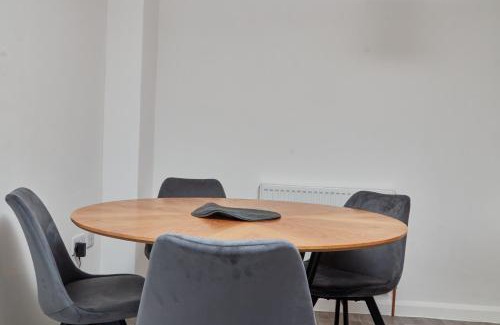 Sheffield House | Spacious 5-Bedroom Home With Parking Space