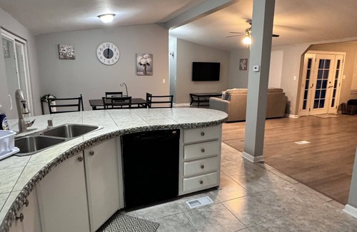 Kirtland House | Spacious 5-bedroom house with two living areas