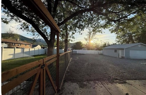 Magna House | Spacious 5-bedroom house within 15 mins of Salt Lake City airport