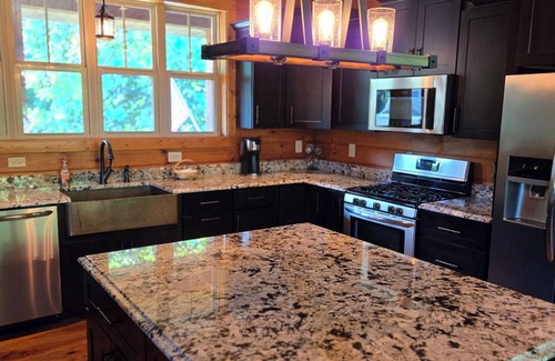 Lancaster House | Spacious 5-bedroom Lodge 5 minutes to Center Hill Lake,Sleeps 12, New, No Pets