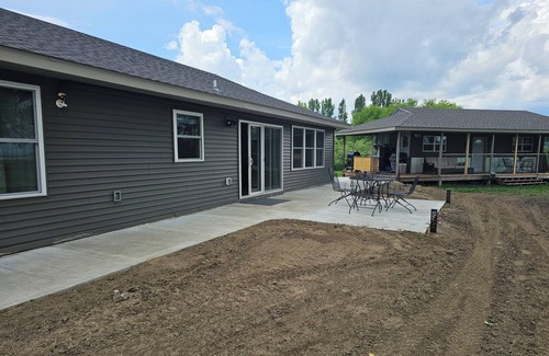 Osakis House | Spacious 5-bedroom Osakis lakefront house/guest house with dock, WiFi, AC, spa