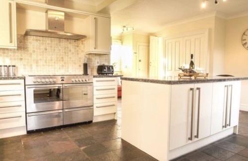Southwold House | Spacious 5 bedroom Southwold home, all en-suite, close to pier and town