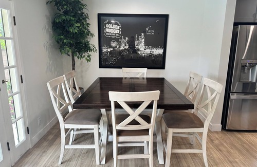 Northridge House | Spacious 5-bedroom house in enchanting Northridge with WiFi, AC