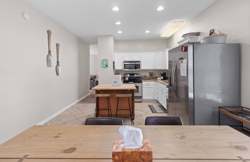 Berkeley House | Spacious 5-bedroom house with AC and WiFi in charming Williamsburg