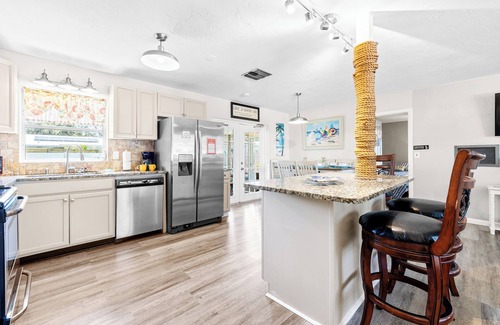 Walsingham House | Spacious 5 Bedrooms Close to Beach, Mall, Movies!